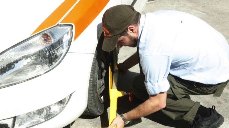 Από σήμερα οι δαγκάνες του Δήμου για παράνομη στάθμευση
