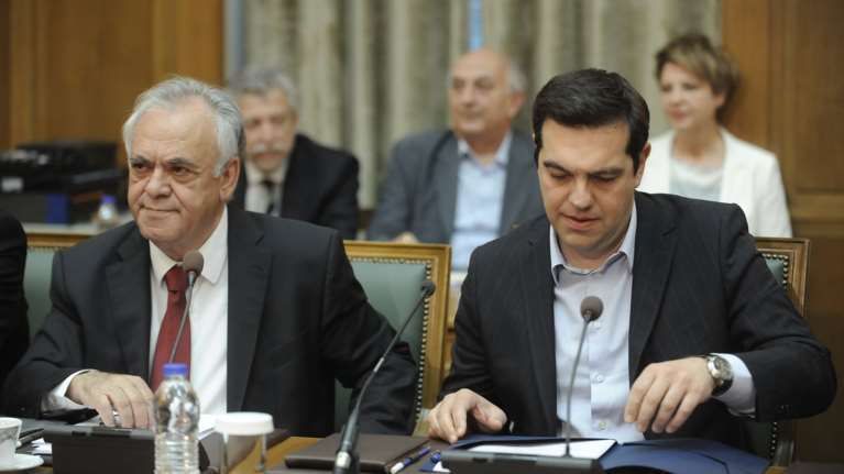 Η κυβέρνηση βγάζει...off τις offshore μετά την κατακραυγή