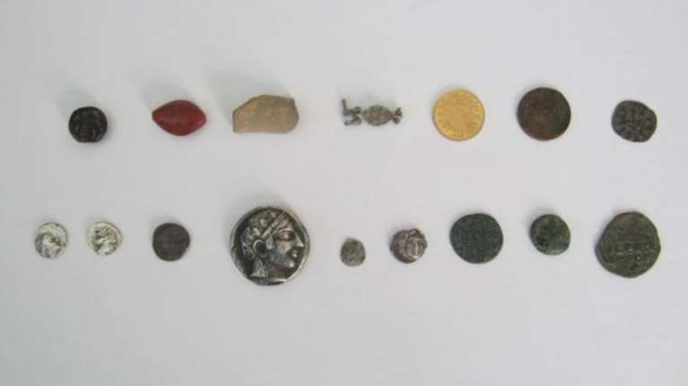 Εσκαβαν και έβγαζαν αρχαία νομίσματα