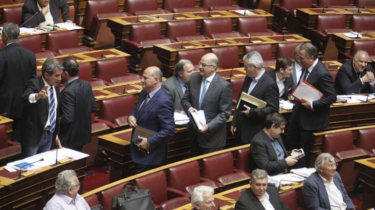 Ενταση για την τροπολογία με τις off shore - Αποχώρησε η ΝΔ