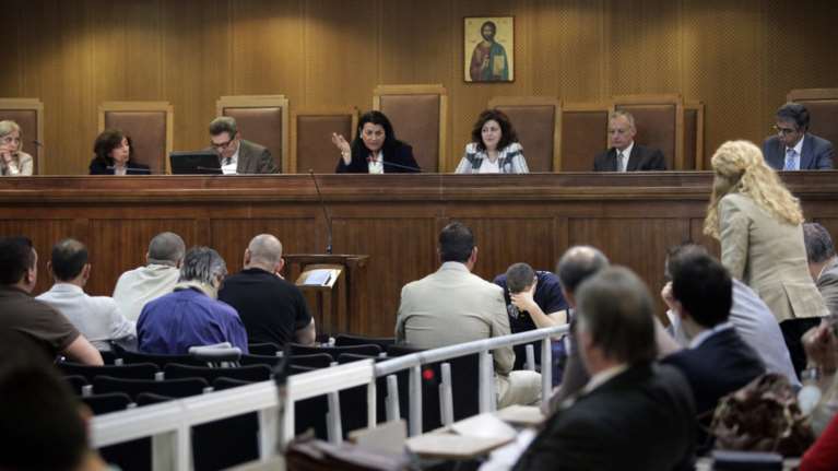 Συνήγοροι των θυμάτων: Υπουργείο και Εφετείο υπονομεύουν τη δίκη της Χ.Α.