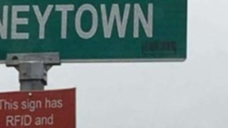 Γιατί κλέβουν συνέχεια αυτή τη πινακίδα;