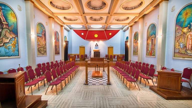 Για πρώτη φορά, η Μεγάλη Στοά της Ελλάδος αναρτά φωτογραφίες