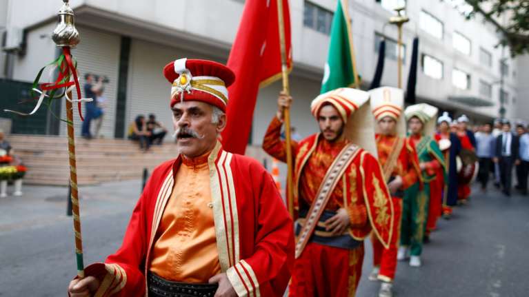 Τουρκία: Διαδήλωση με οθωμανικές στολές έξω από το γερμανικό προξενείο