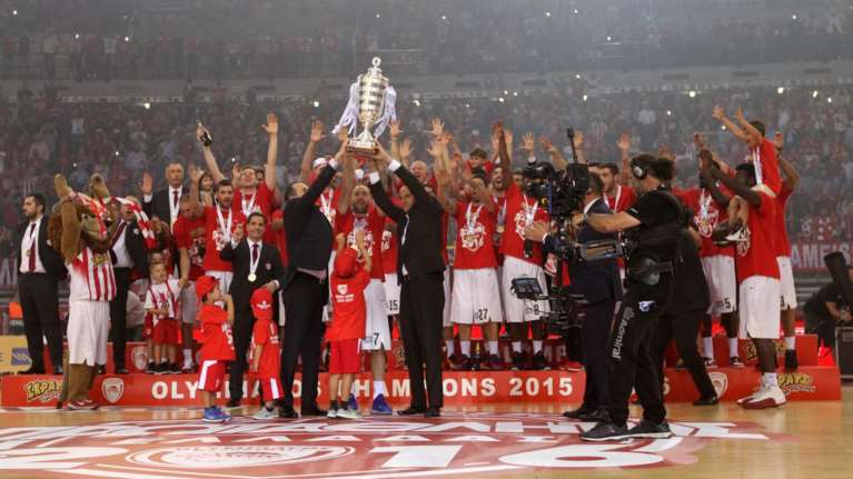 Ξέφρενο πάρτι του Ολυμπιακού στο ΣΕΦ για τον 12ο τίτλο