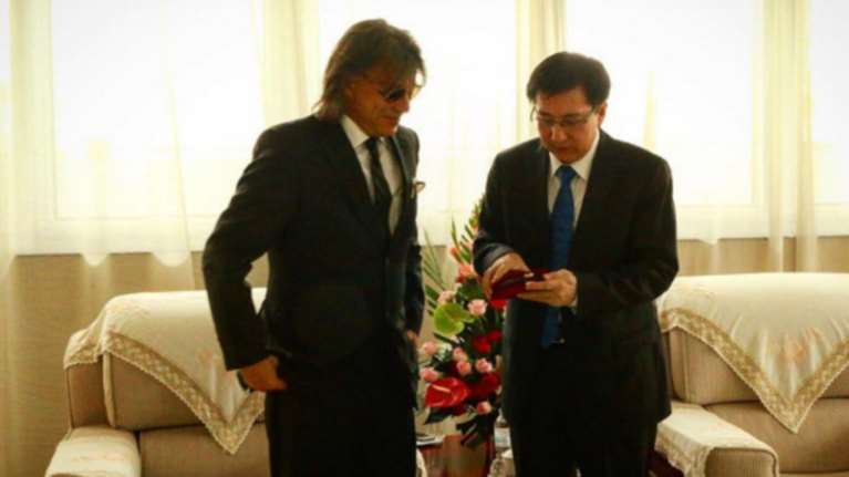 Ποιος πολιτικός αρχηγός αποθεώνει τον Ηλία Ψινάκη;