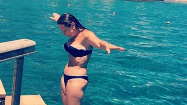 Ελληνίδα παρουσιάστρια ανεβάζει αρετουσάριστο βίντεο με μαγιό