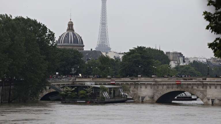 Μειώνεται στο πορτοκαλί ο συναγερμός για τις πλημμύρες στη Γαλλία