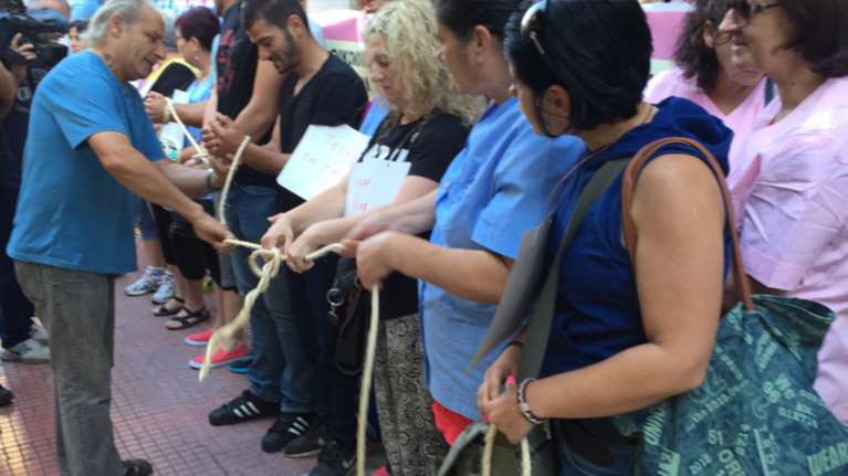 «Εφραξαν» το υπουργείο Υγείας οι εργαζόμενοι στο Δρομοκαΐτειο