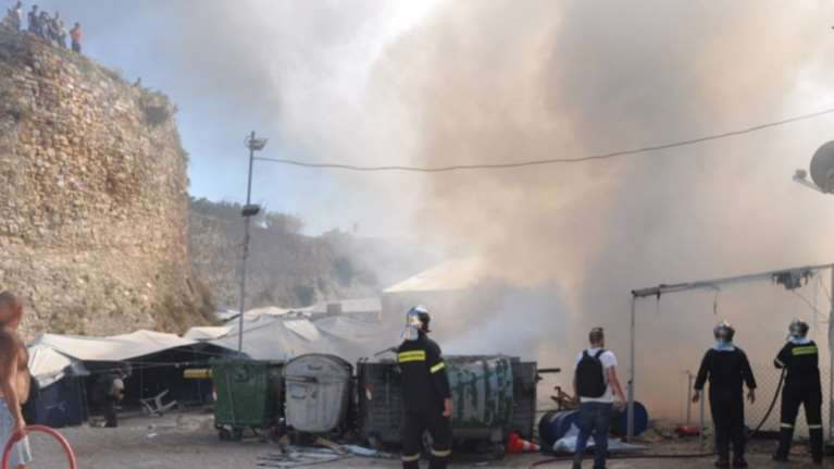 Ενταση και φωτιά σε καταυλισμό προσφύγων στη Χίο