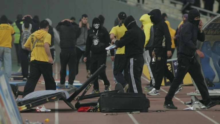 Καρτέρι χούλιγκαν στο Κορωπί, πέταξαν φωτοβολίδα σε ΙΧ