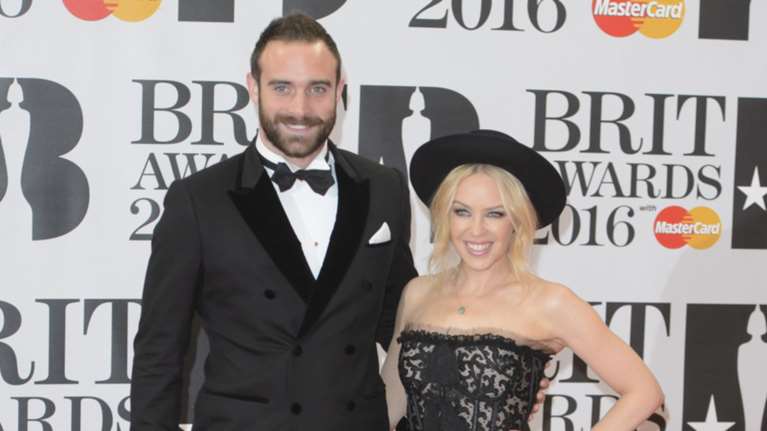 Η απόδειξη πως η Kylie δεν παντρεύτηκε στη Σίφνο.Συγγνώμη που σας το χαλάμε