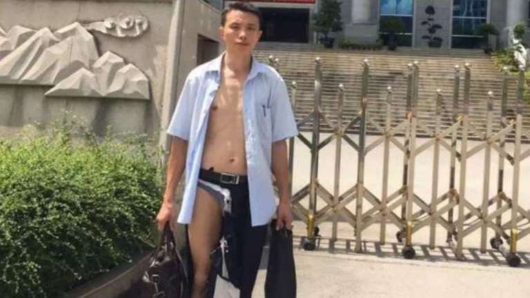 Κίνα: Αστυνομικοί έσκισαν τα ρούχα δικηγόρου μέσα σε δικαστήριο