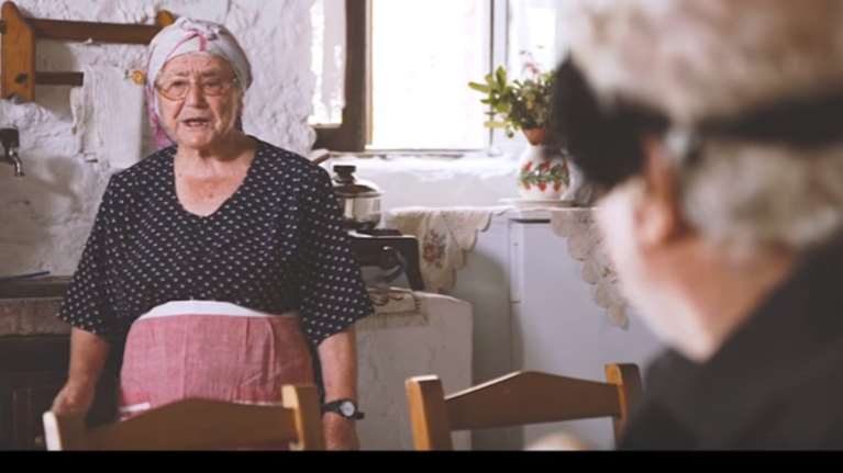 Super γιαγιά γκρεμίζει το διαδίκτυο:Let&#39;s do it Xαρίλαε