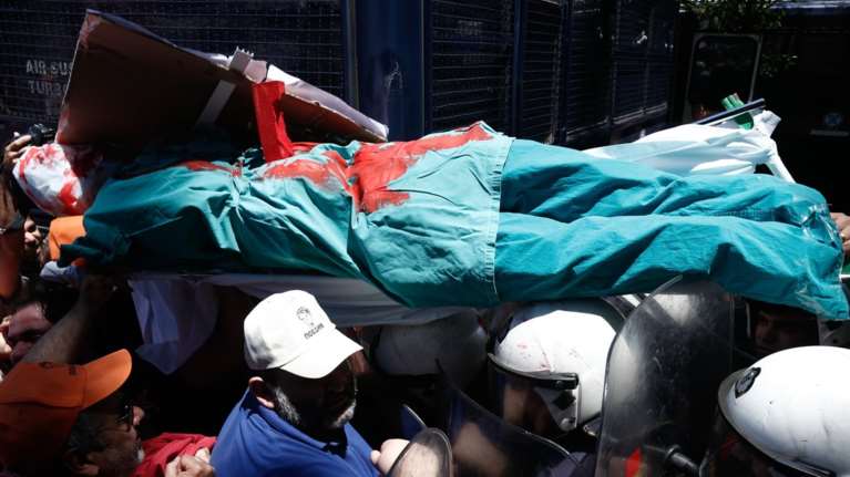 Επεισόδια &amp; ένταση με τα ΜΑΤ σε πορεία εργαζομένων στην Υγεία στο κέντρο