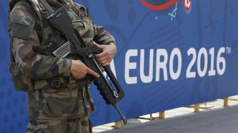 Απαγορεύουν τη μετάδοση αγώνων του Euro σε ανοιχτούς χώρους