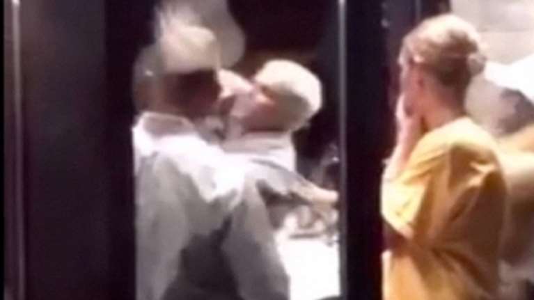 Έδειραν πασίγνωστο τραγουδιστή στο γήπεδο. Δείτε σε βίντεο την επίθεση