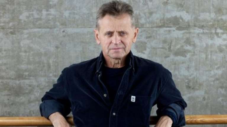 Ο 68χρονος Μπαρίσνικοφ «τα σπάει» παντρεύοντας το μπαλέτο με τη ραπ