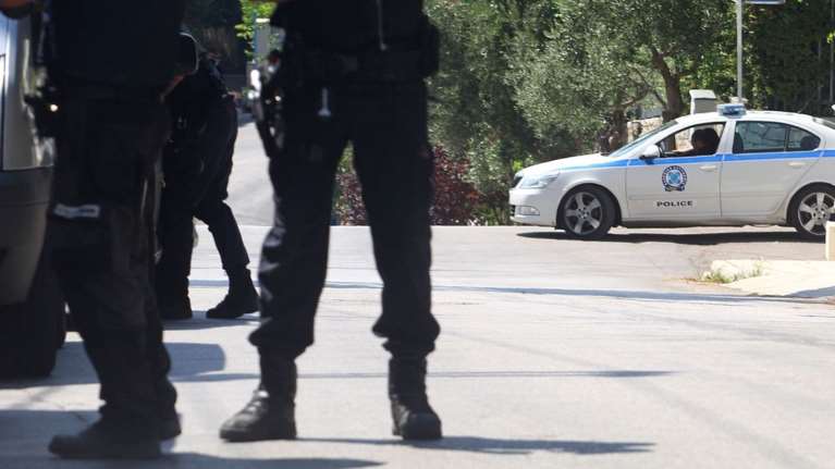 Ένοπλη ληστεία στα Καμίνια με λεία 100.000 ευρώ