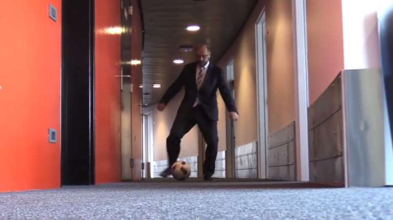 Ο Σουλτς παίζει μπάλα και προβλέπει τον νικητή στο Euro 2016