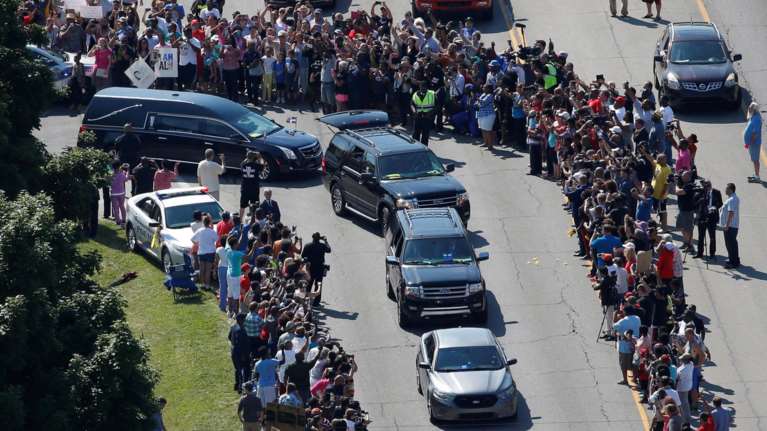 Μοχάμεντ Αλι: Χιλιάδες άνθρωποι στην νεκρική πομπή