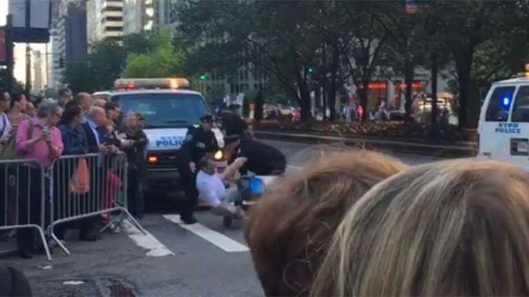 Χτύπησαν ποδηλάτη με taser για να περάσει η αυτοκινητοπομπή του Ομπάμα