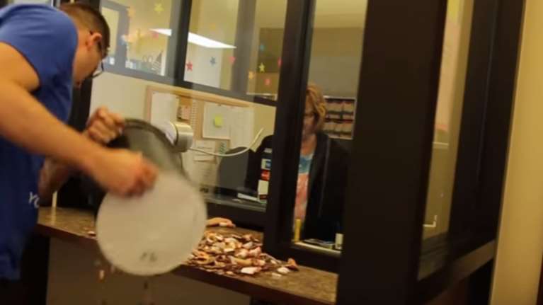 Πλήρωσε πρόστιμο με 22.000 κέρματα-video