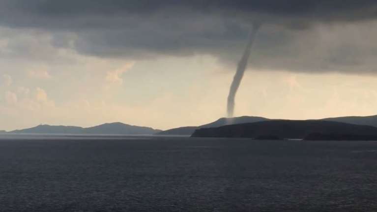 Ισχυρός ανεμοστρόβιλος «χτυπά» παραλία της Μεσσηνίας [Βίντεο]