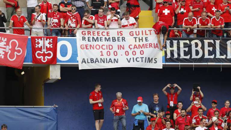 Σκληρή αντίδραση ΥΠΕΞ - Κοντονή για το προκλητικό πανό των Αλβανών