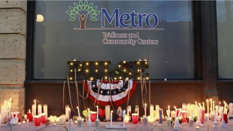 Ολονυκτίες και πορείες για τους νεκρούς του Ορλάντο