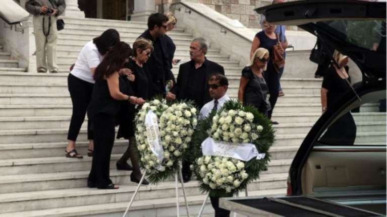 Κηδεύτηκε ο Μαυρίκος, ξέσπασε η μητέρα του