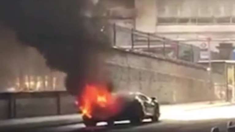 Μία Lamborghini Aventador στο Λονδίνο αποφάσισε να... καεί