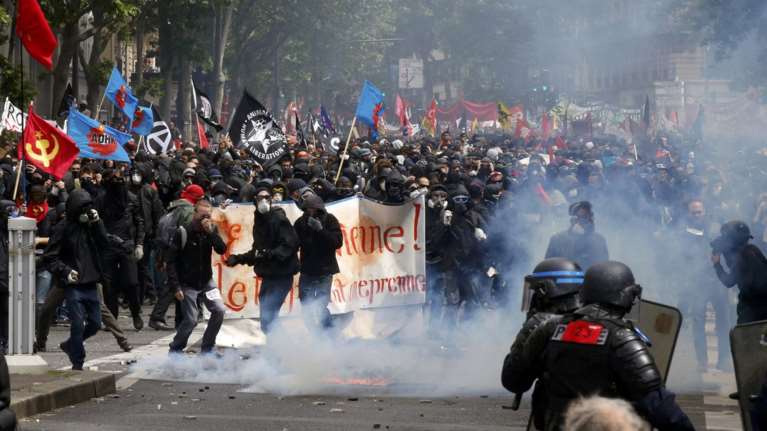 Μάχες αστυνομικών - μασκοφόρων διαδηλωτών σε μεγαλειώδη πορεία στο Παρίσι
