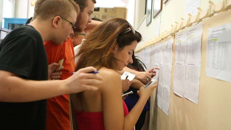 Την Παρασκευή στα σχολεία οι βαθμοί των Πανελλαδικών