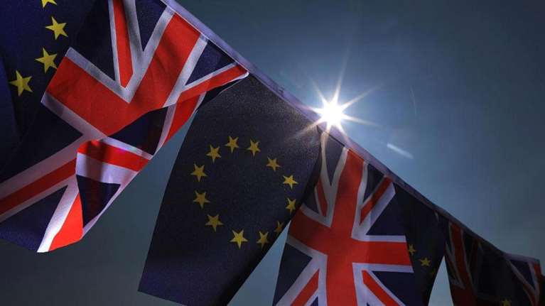 Κλείνει η ψαλίδα του Brexit, τι δείχνουν γκάλοπ και στοιχήματα