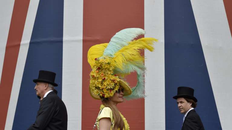 Είναι τρελλοί αυτοί οι ΄Αγγλοι. Εξτραβαγκάντζες επί κεφαλής στο Ασκοτ