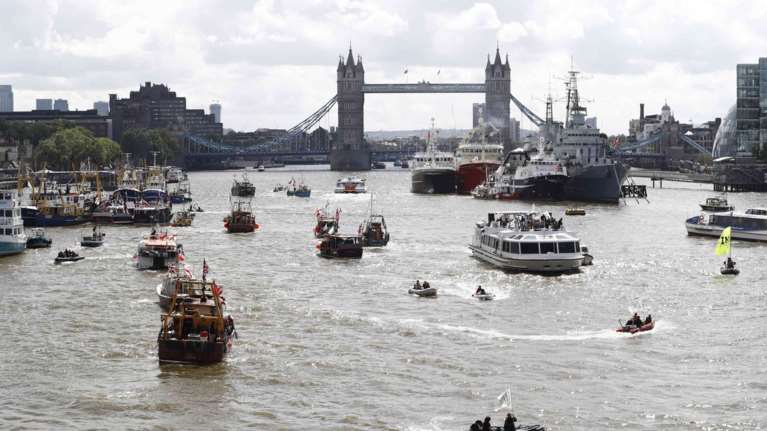 Η ναυμαχία Μπομπ Γκέλντοφ - Νάιτζελ Φάρατζ στον Τάμεση video