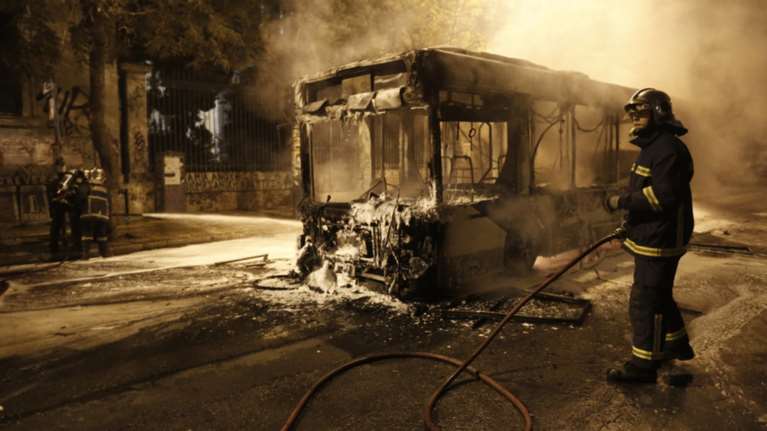 Αντιεξουσιαστές πυρπόλησαν λεωφορείο και τρόλεϊ στην Πατησίων