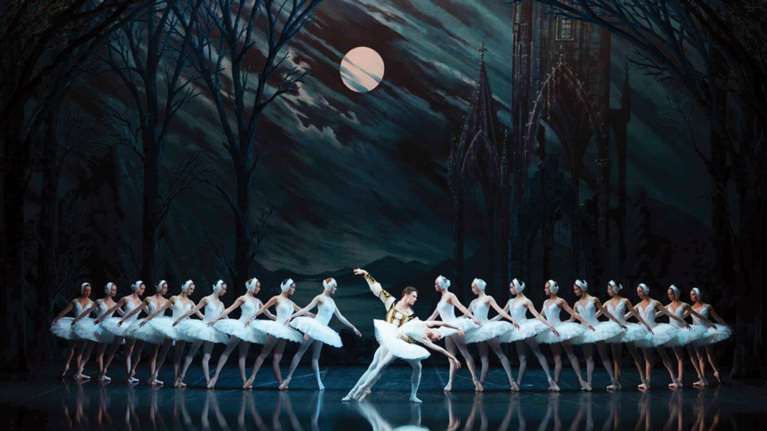 Η «Λίμνη των Κύκνων» συνεχίζει το μαγικό της ταξίδι σε όλη την Ελλάδα