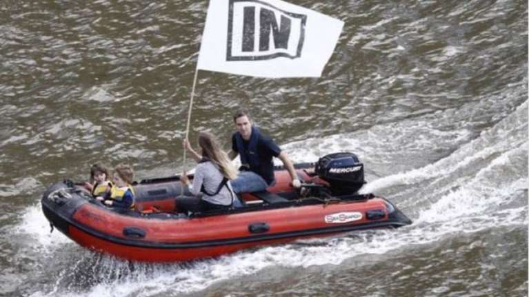 Το τελευταίο tweet της Κοξ κατά του Brexit με τον άνδρα και τα παιδιά της