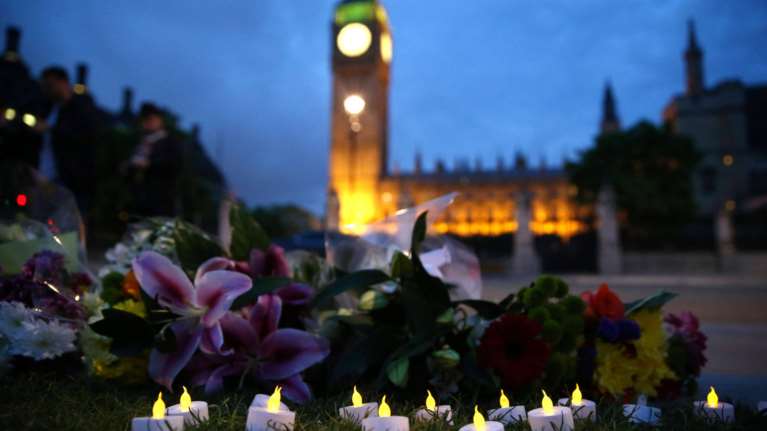O Guardian για την Τζο Κοξ: Η δολοφονία που πάγωσε Βρετανία
