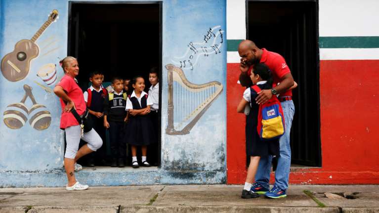 Παιδιά και δάσκαλοι στην Βενεζουέλα της κρίσης-Σχολεία «φαντάσματα»