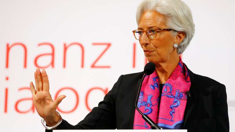 Επιμένει η Λαγκάρντ: Μη βιώσιμο το ελληνικό χρέος