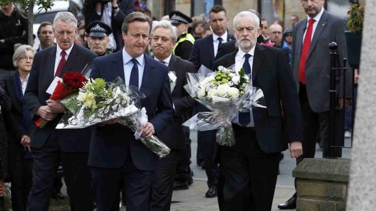 Κάμερον και Κόρμπιν μαζί στον τόπο της δολοφονίας της Τζο Κοξ