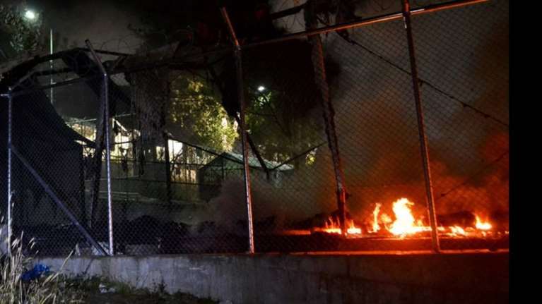 Μετανάστες έβαλαν φωτιά σε κοντέινερ στη Μόρια