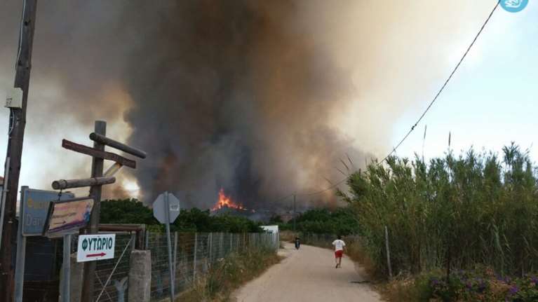 Οι φλόγες γλείφουν το χωριό Απολακκιά στη Ρόδο video