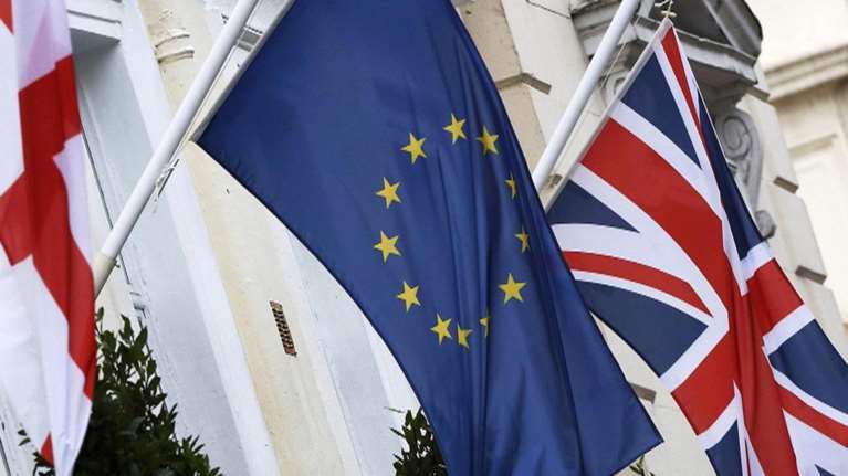 «Bremain» δείχνουν οι πρώτες έρευνες μετά τη δολοφονία της Τζο Κοξ