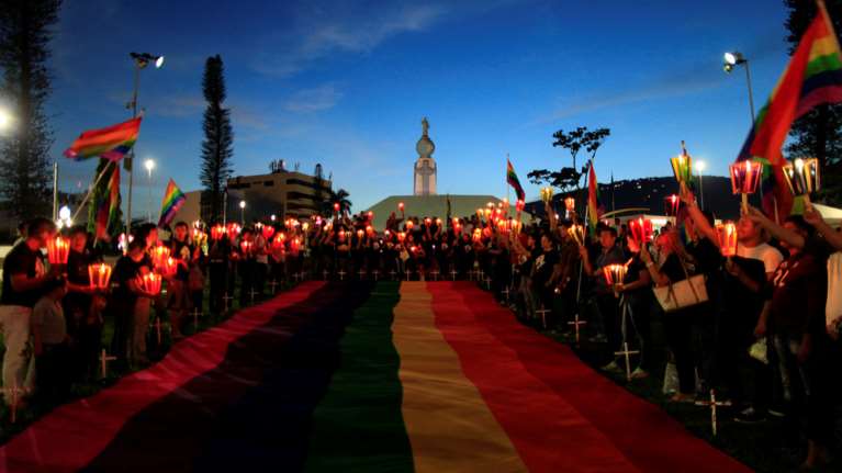 Ολονυκτία για τους 49 νεκρούς του Pulse Club στο Ορλάντο