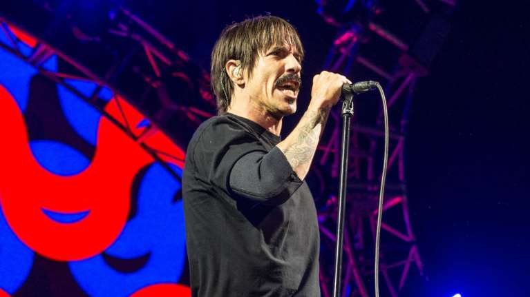 Ο ελληνική καταγωγής τραγουδιστής των Red Hot Chili Peppers έσωσε ένα μωρό