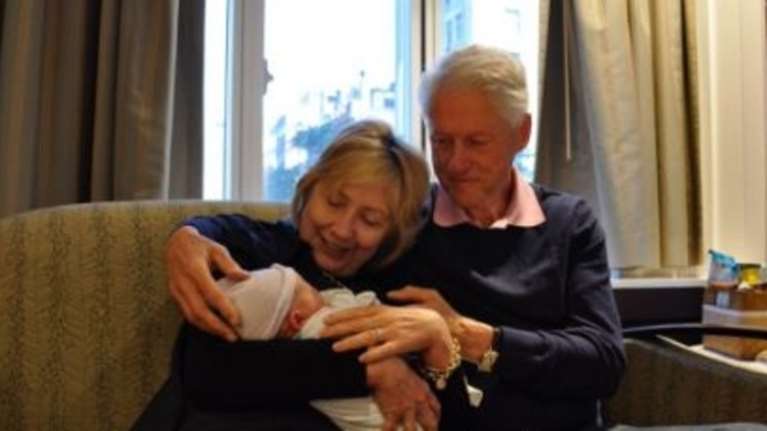 Η Χίλαρι &amp; o Μπίλ Κλίντον μας δείχνουν το νέο εγγόνι τους στο facebook